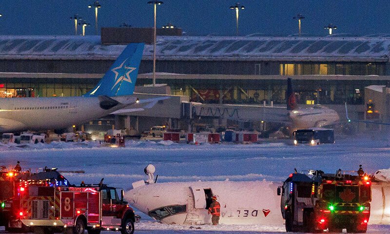 O avião Delta se machuca aos 18 anos quando vira de cabeça para baixo ao aterrissar no aeroporto de Toronto