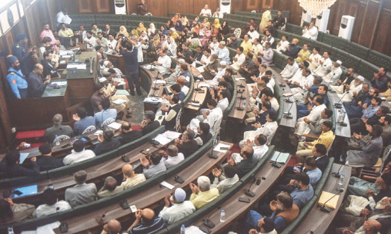 Execução de leis estritas de trânsito exigidas pela KHI para controlar acidentes envolvendo veículos pesados - Paquistão