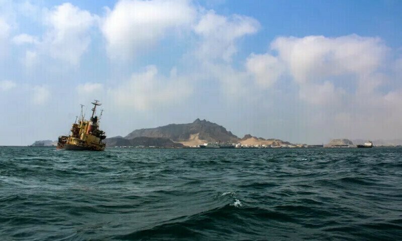 Uma pessoa morreu, 180, desapareceu depois que o barco afundou do Iêmen.