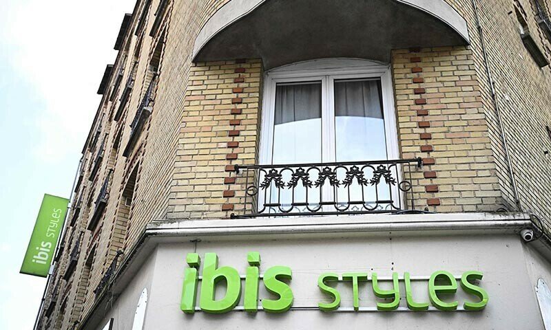 Nossa mãe deixa um bebê através de uma janela de hotel em Paris – mundo