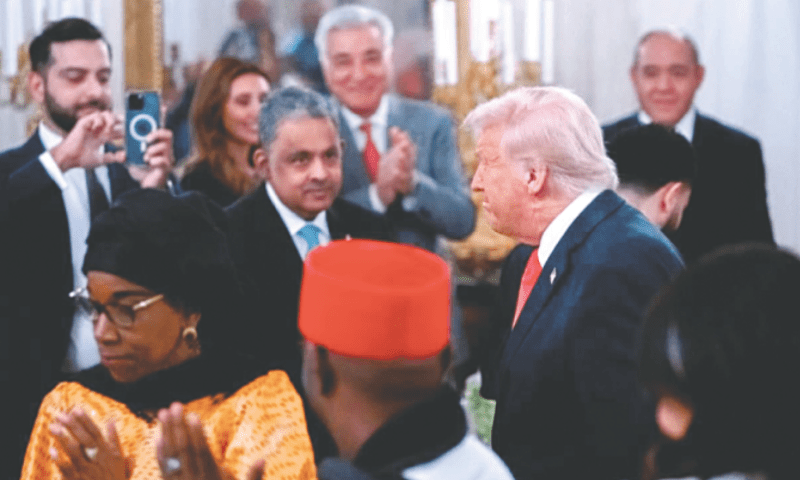 Iftar à sombra dos cartões é uma surpresa agradável para os muçulmanos – o mundo