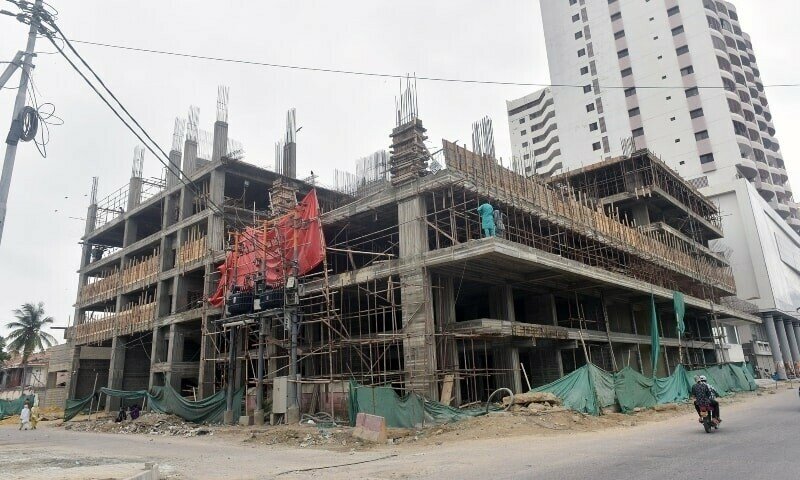 O chefe do Sind Building Control Bureau foi convidado a conter a construção ilegal na cidade – Paquistão