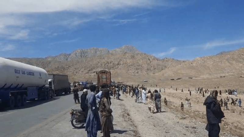 Akhtar Mengal, outros permanecem ilesos após uma explosão de suicídio perto de Larry a caminho de Quetta – Paquistão