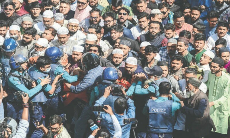 A polícia dispersa março por Dhaka Banned Groups – Mundo