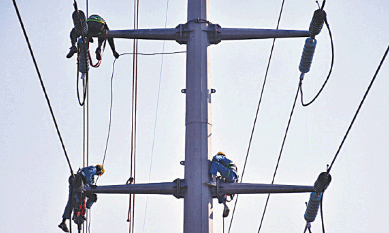 Os consumidores estão sobrecarregados à medida que o governo propõe novas sobretaxas de eletricidade – negócios