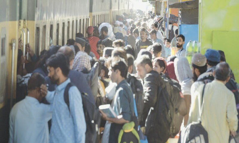 Não existe um trem Eid especial anunciado por Pindi, então as multidões esperam na estação de trem – Paquistão