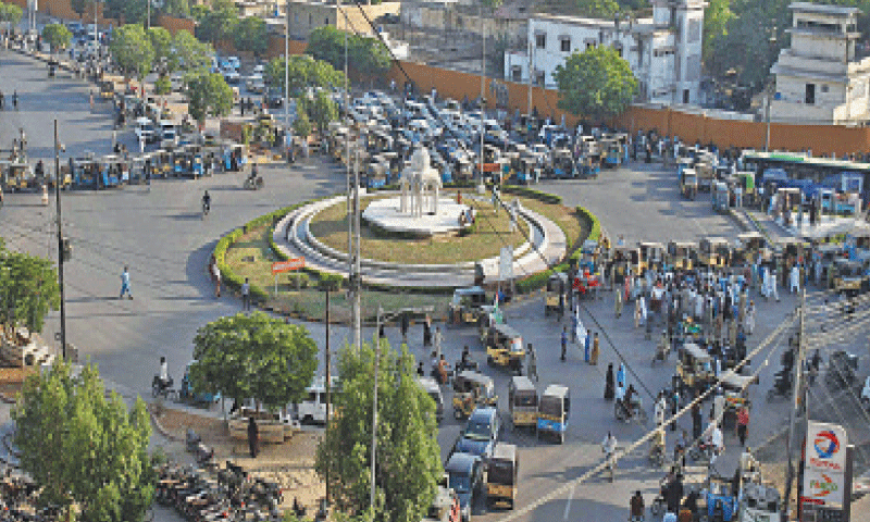 Os proprietários de riquixás protestam contra a proibição de triciclos em 11 estradas principais em Karachi – Paquistão