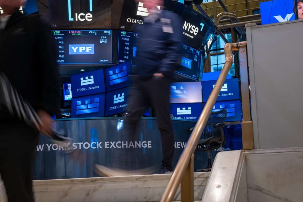 Os estoques de chips caem quando as principais empresas citam o efeito das restrições de exportação