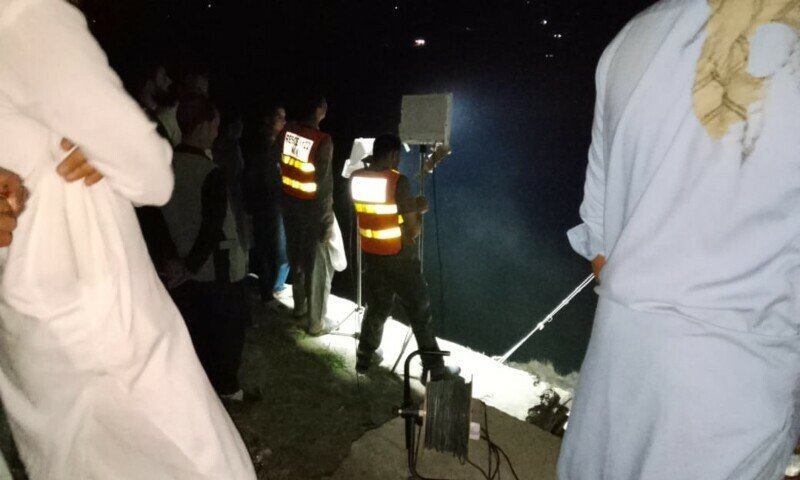 Seis moradores foram resgatados depois que o teleférico foi pego no rio Indus em Togar, KP – Paquistão