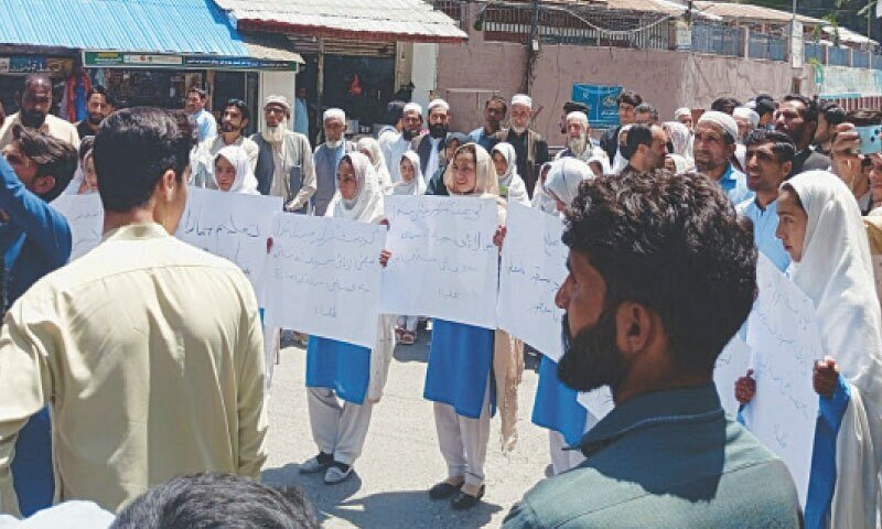 Os alunos protestam contra a escassez de professores em Shangras Cool – Paquistão