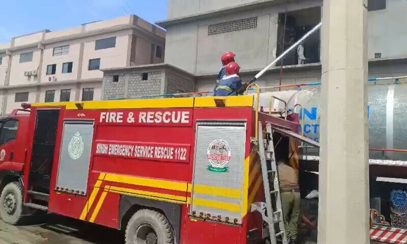 5 feridos como uma chama na Randy Factory em Karachi