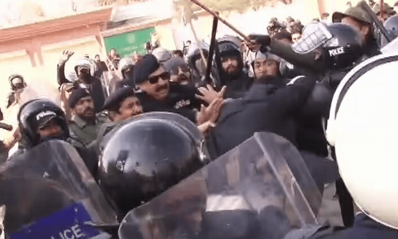 Os funcionários do governo se chocam violentamente com a polícia em Quetta – Paquistão