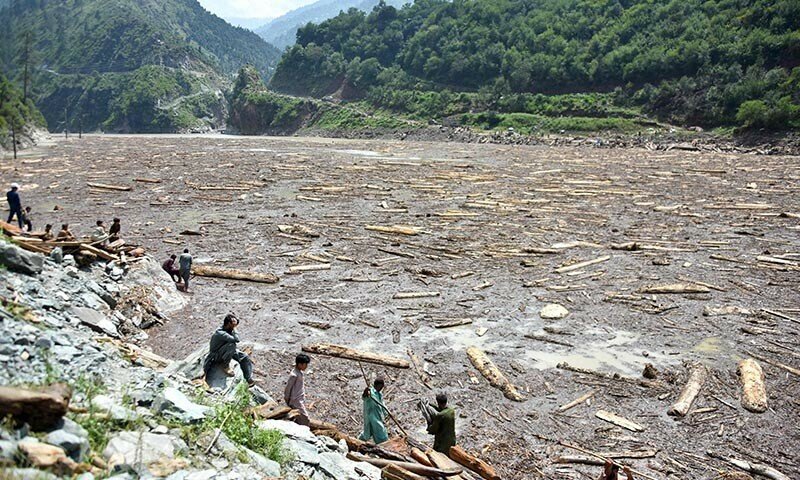 O governador do KP pede esforços coletivos para apoiar pessoas que lutam contra inundações – Paquistão