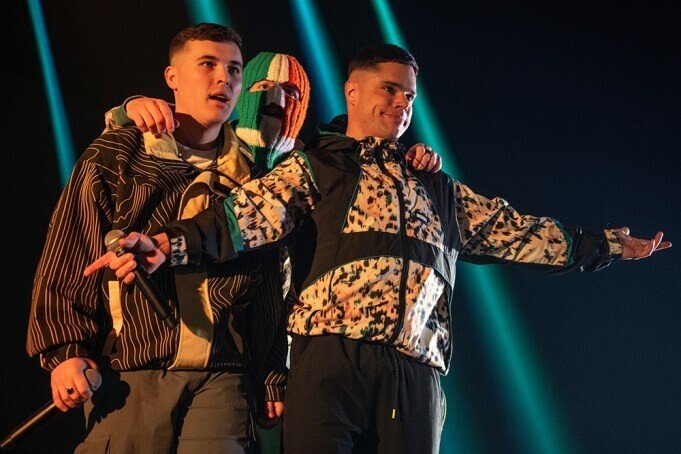 O rapper do Kneecap Mo Chara enfrenta terrorista para mostrar a bandeira do Hezbollah no Concerto de Londres – celebridades