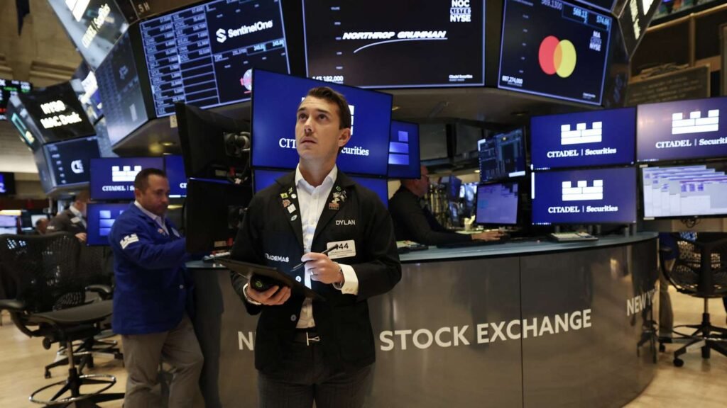 S&P 500, Nasdaq cai quando o grande estoque de tecnologia desliza. Dow escorrega depois de tocar o mais alto de todos os tempos