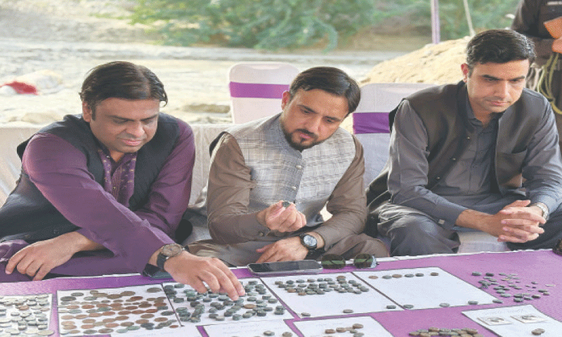 400 moedas antigas descobertas em The Rapids of the Dela Ghazi Khan Hill – Paquistão