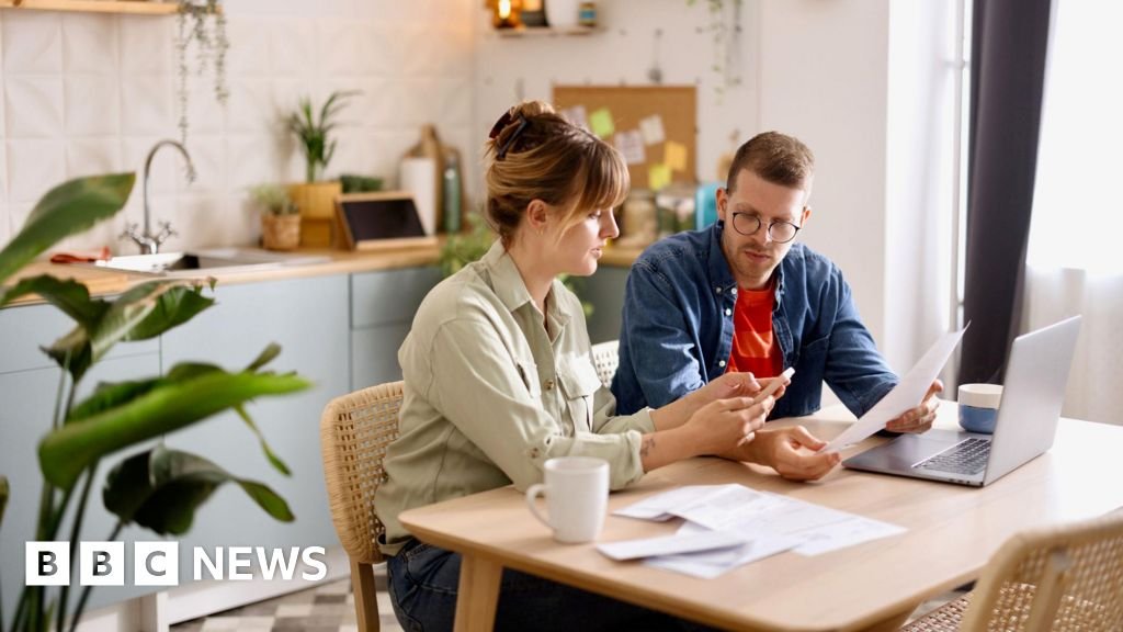 Pessoas admitem ‘gastos secretos’ sem contar aos seus parceiros