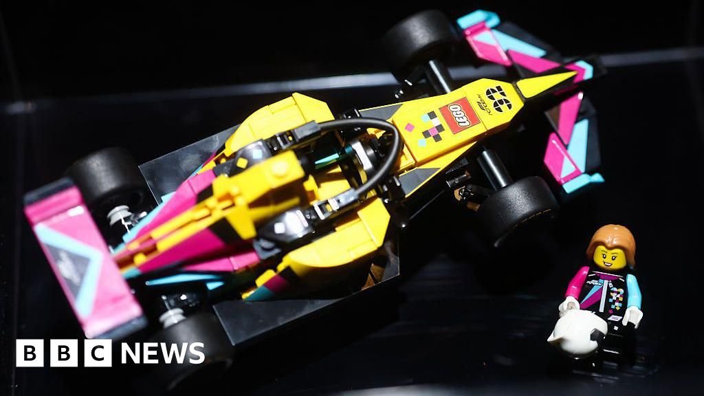 Os vendedores de brinquedos estão monitorando de perto as proibições de mídia social