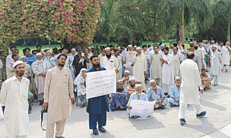 Professores da Universidade de Peshawar protestam contra exigências de preenchimento de vagas – Paquistão