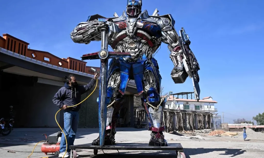 O lixo de um homem se torna o tesouro de outro — escultor paquistanês transforma restos em arte gigante de metal — Paquistão