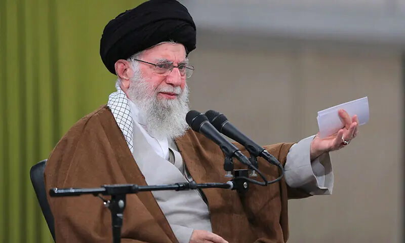 Aiatolá Khamenei — Líder Supremo com controlo final sobre as instituições políticas, militares e religiosas do Irão – Mundo
