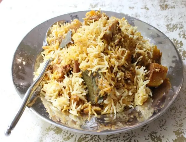 Apresentando o primo do parsi biryani – Murgi No Palau de Nilufer Mavalvara – Local