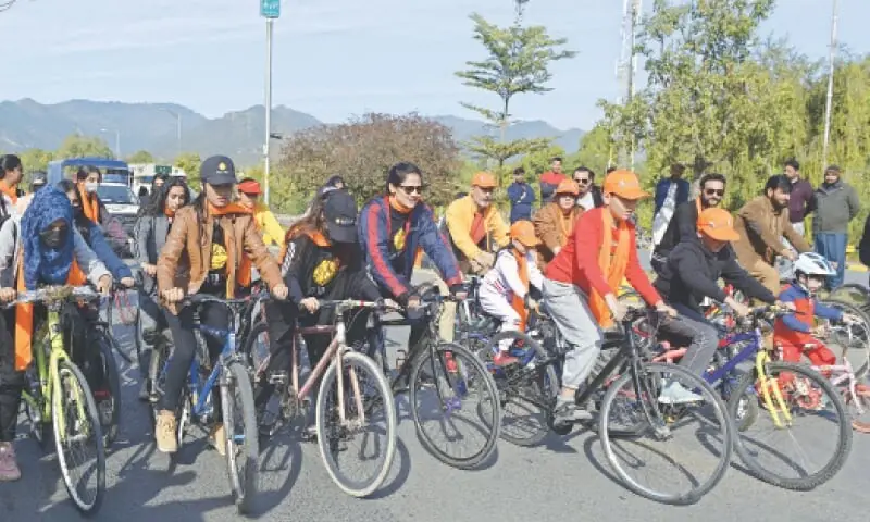 Evento de ciclismo para comemorar o Dia Internacional da Mulher em Islamabad, Paquistão