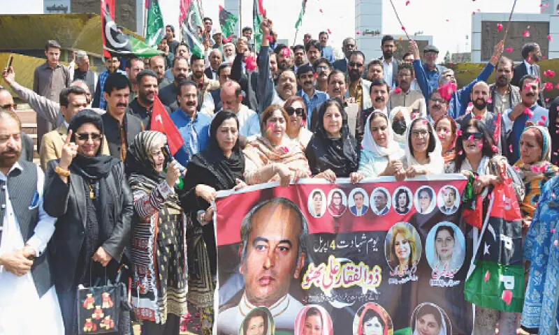 PPP celebra o aniversário da morte de Bhutto com grande manifestação em Rawalpindi, Paquistão