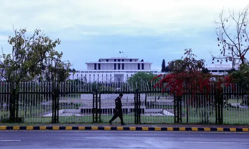 Os feriados locais foram anunciados para 9 e 10 de abril em Islamabad, Rawalpindi. Serviços essenciais para a continuidade das operações – Paquistão