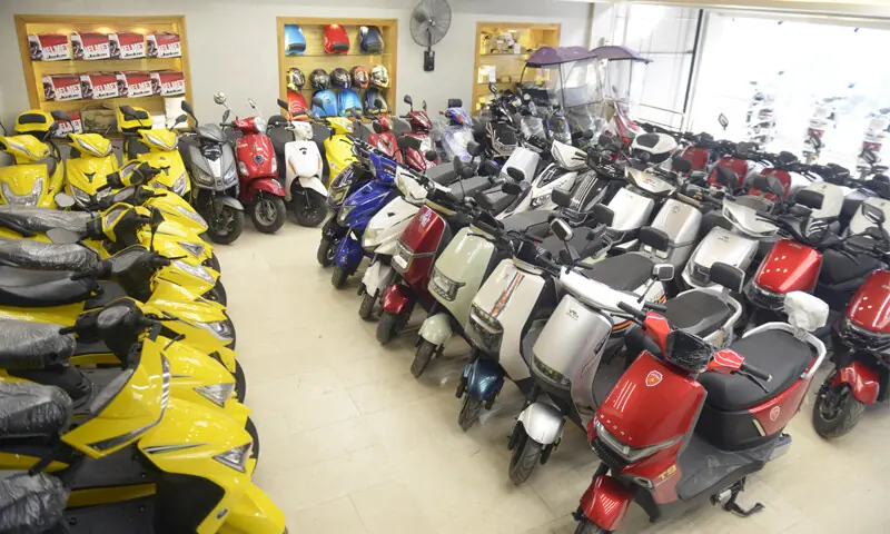 A demanda por bicicletas elétricas aumenta em Rawalpindi, no Paquistão, devido ao aumento dos preços dos combustíveis