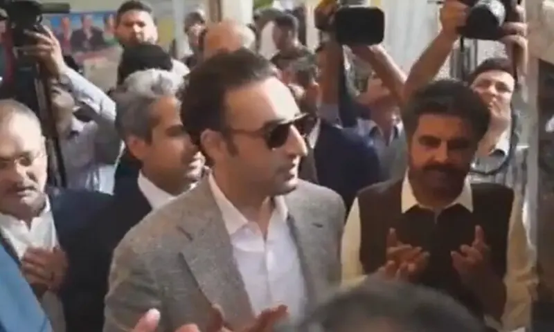 O presidente do PPP, Bilawal Bhutto, inaugura Shahra-e-Bhutto de 39 km de extensão conectando Qayumabad e a rodovia M9 do Paquistão