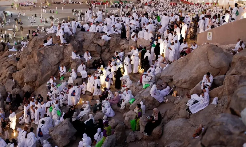 Peregrinos Haji jogam pedras no diabo durante a extrema-unção – Paquistão