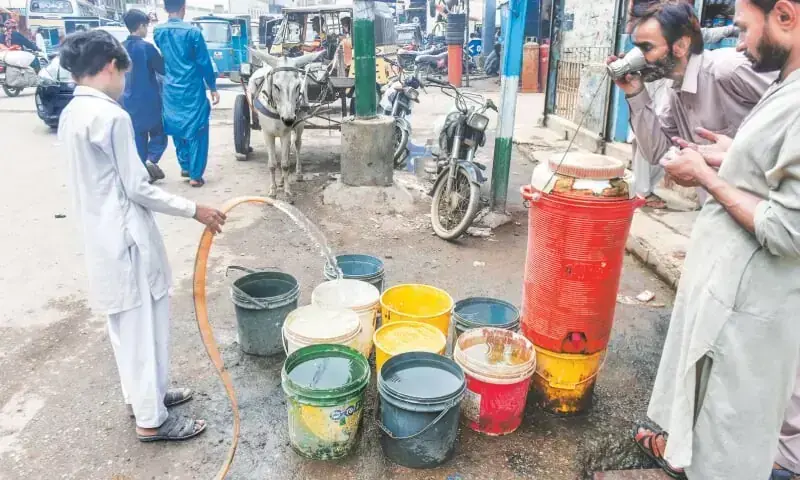 O abastecimento de água de Karachi continua cortado pelo terceiro dia consecutivo sem nenhum alívio à vista – Paquistão