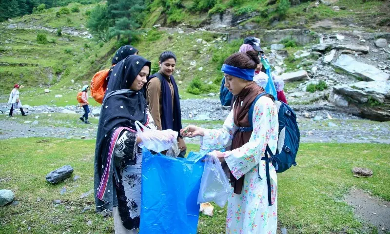 Alunas se envolvem no aprendizado de ciências durante caminhada em Malam Jabba – Paquistão