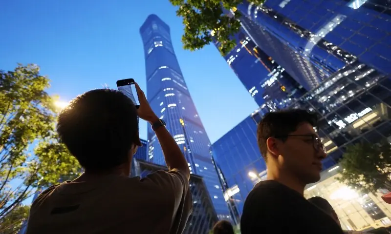 Pequeno avião cai no edifício mais alto de Pequim, dizem testemunhas – Mundo