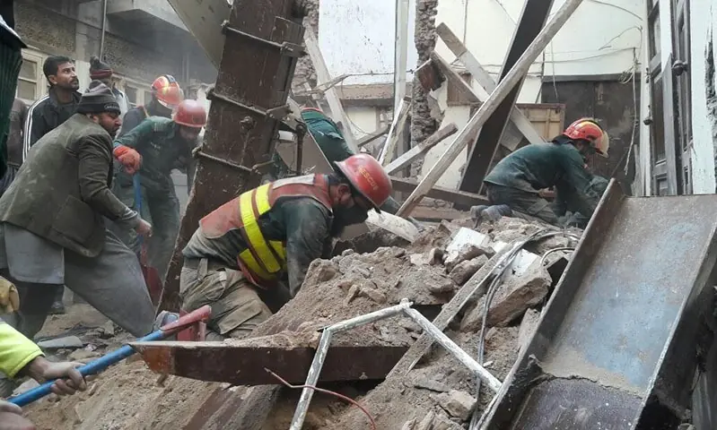 Sete crianças temem-se mortas após o desabamento do telhado no Centro Educacional de Lahore: Operações de resgate – Paquistão