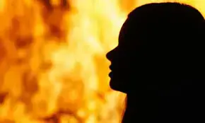 Menina menor de idade ateia fogo em Gujranwala, Paquistão, para quebrar feitiço de ‘magia negra’