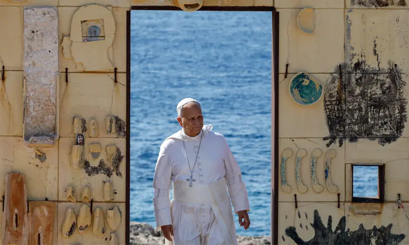Papa pede à Europa que proteja migrantes em visita a ilha remota