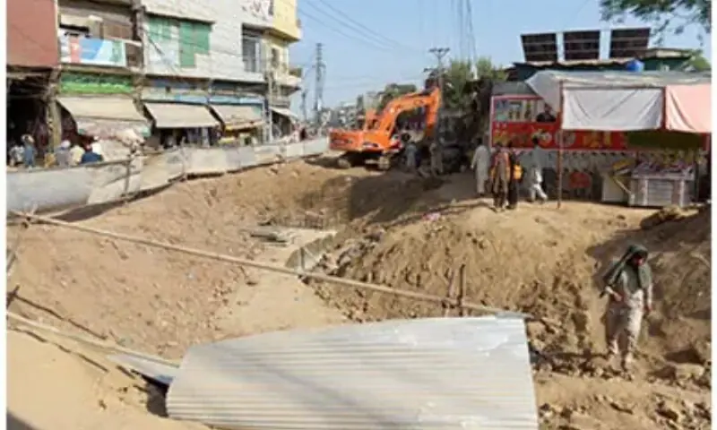 Estradas escavadas em Rawalpindi, no Paquistão, provocam temores de monções