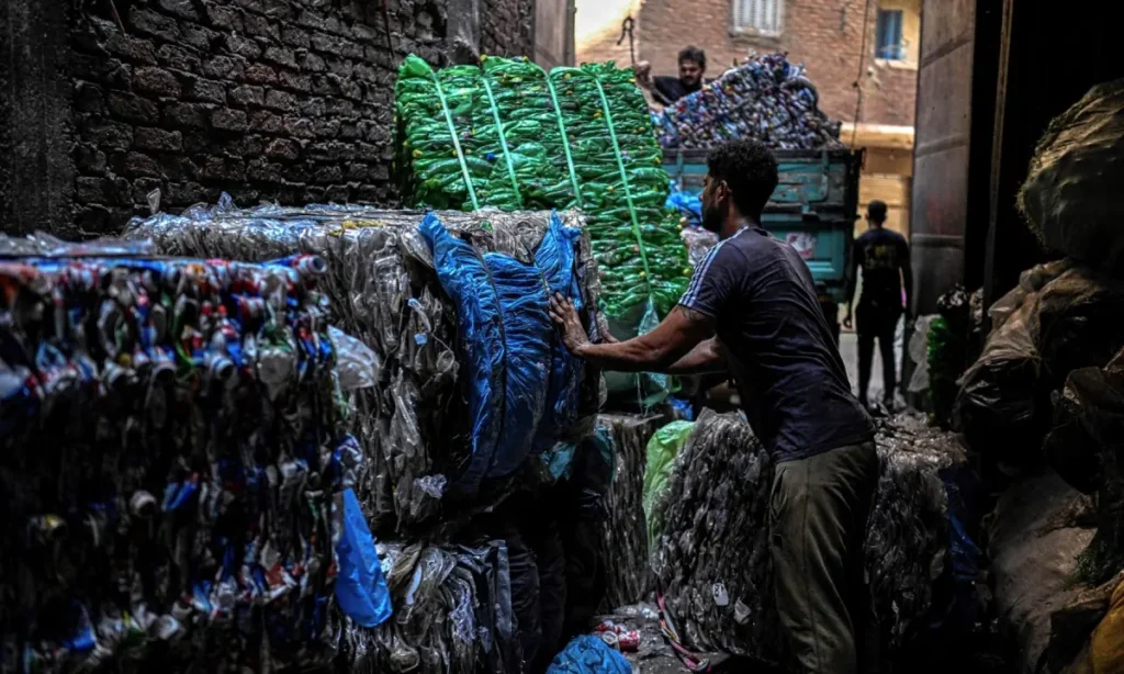 Recicladores da “cidade do lixo” do Egito lucram com a escassez de plástico na guerra do Irã – Mundo